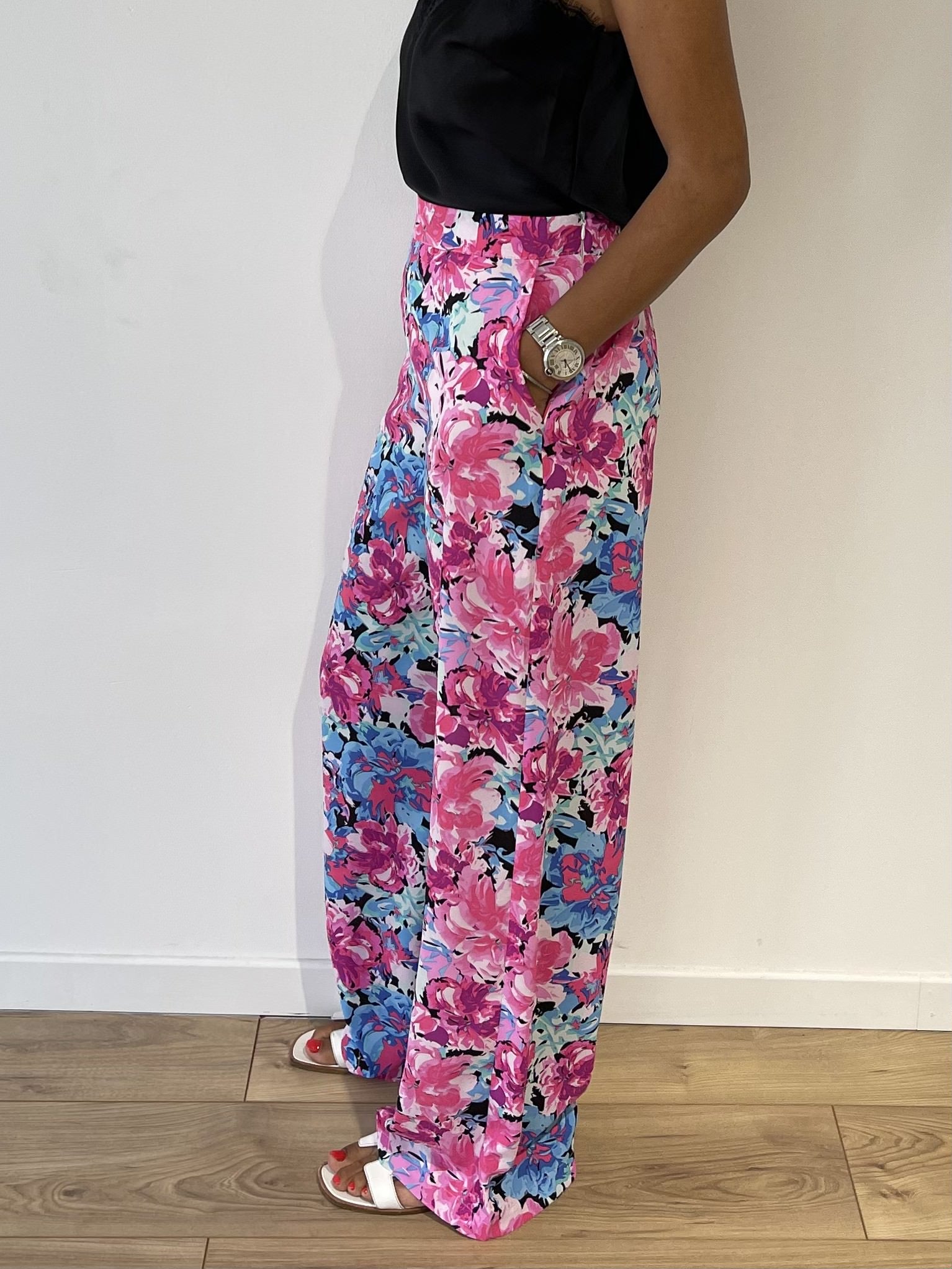 Look estival décontracté avec ensemble floral 