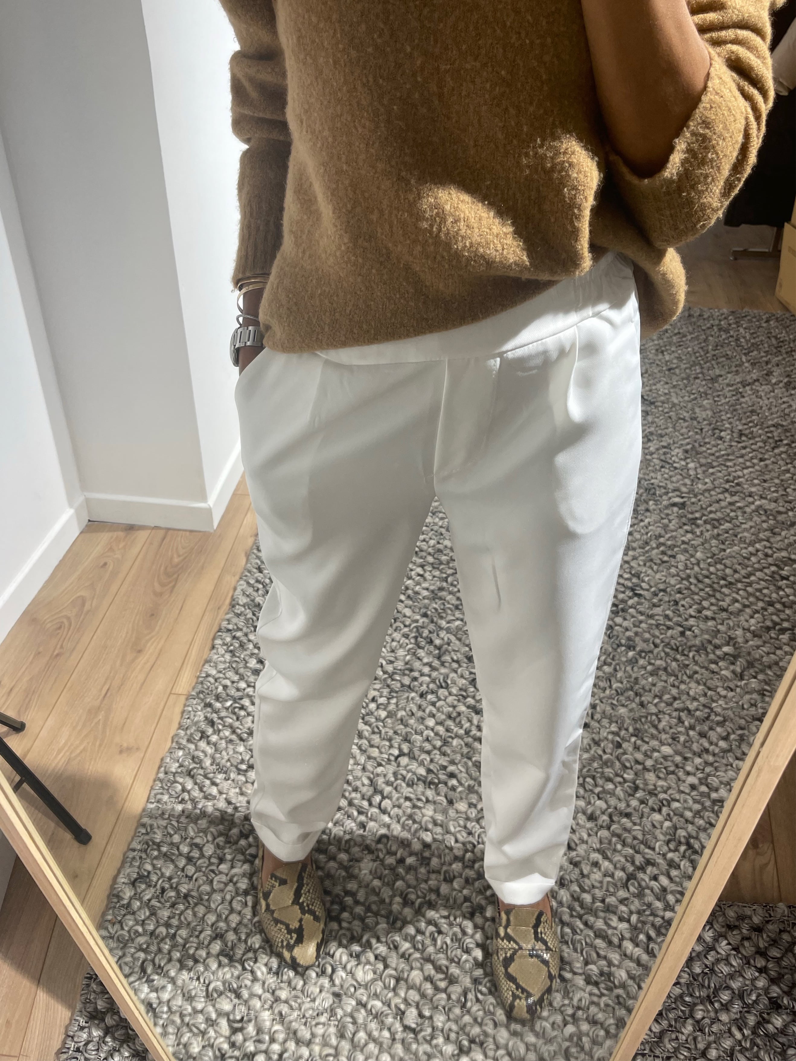 Pantalon blanc style garçonne avec coupe décontractée et chaussures à imprimé serpent