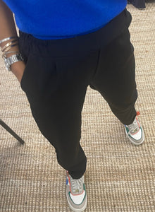 Pantalon noir femme coupe garçonne avec baskets colorées et détails tendance