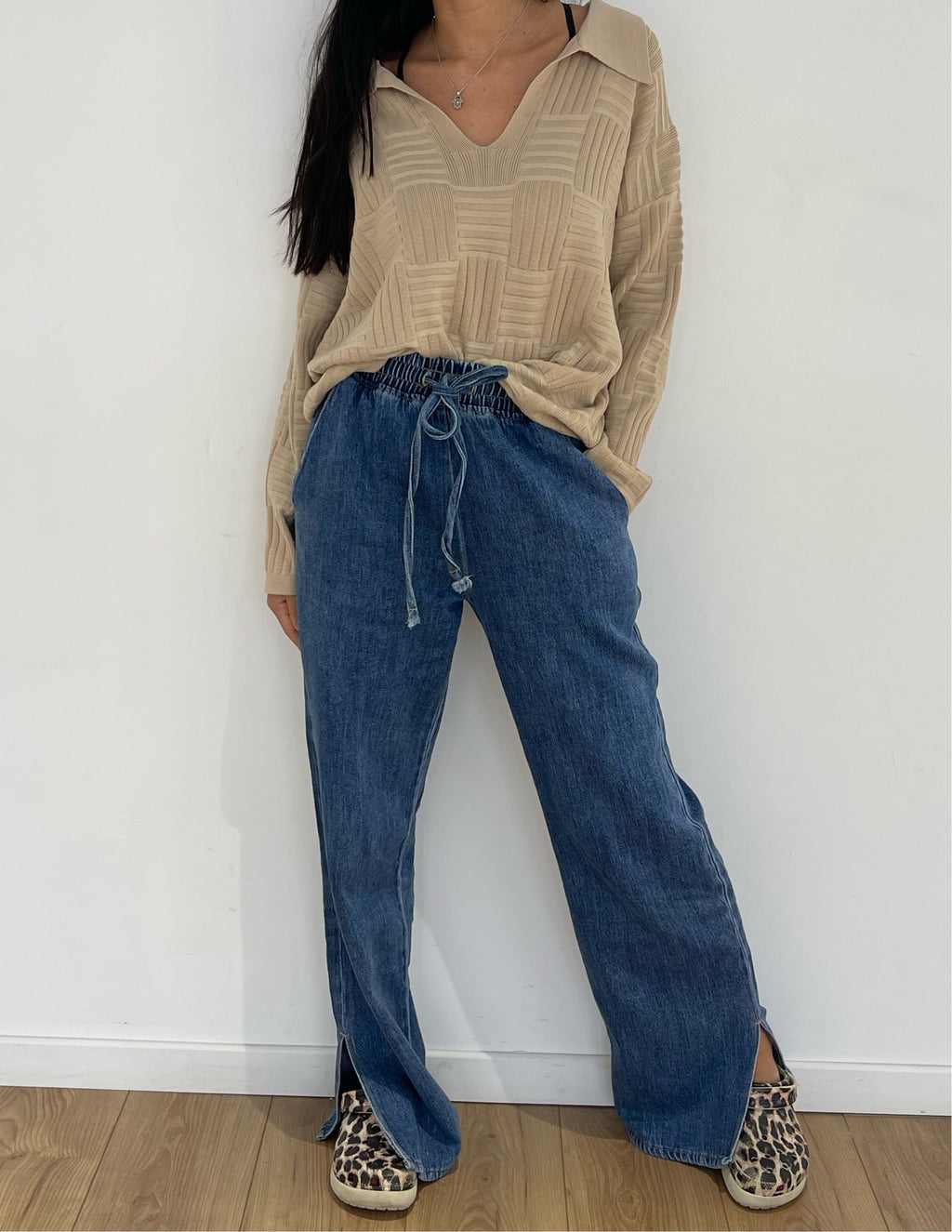 Femme présentant le pantalon jeans dégaine à taille haute
