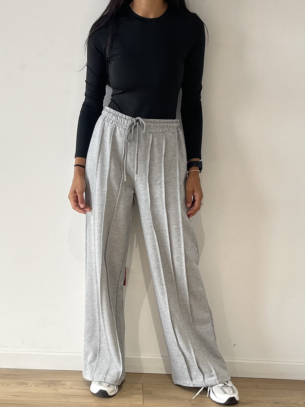 Femme portant pantalon jog gris clair Nao 100% coton