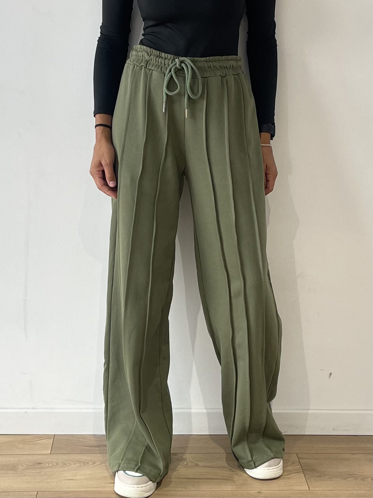 Pantalon jog vert olive Nao en coton pour style décontracté