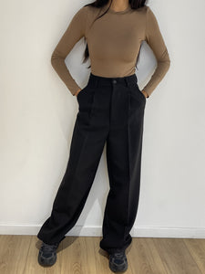 Pantalon large noir tendance pour une silhouette moderne féminine