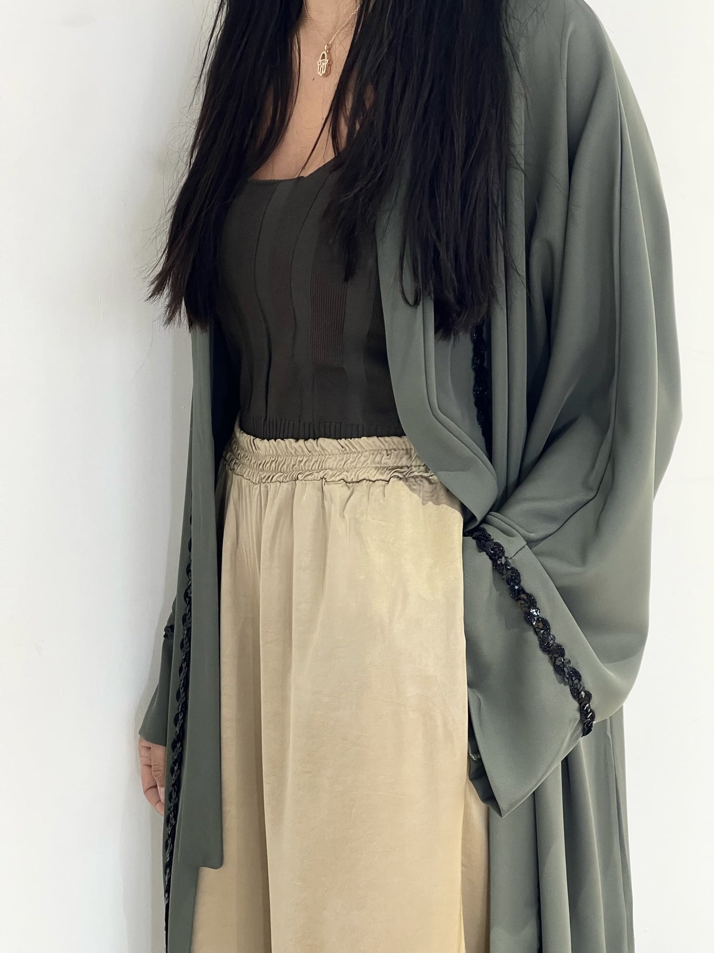 Pantalon en soie beige pour femme, style fluide et raffiné