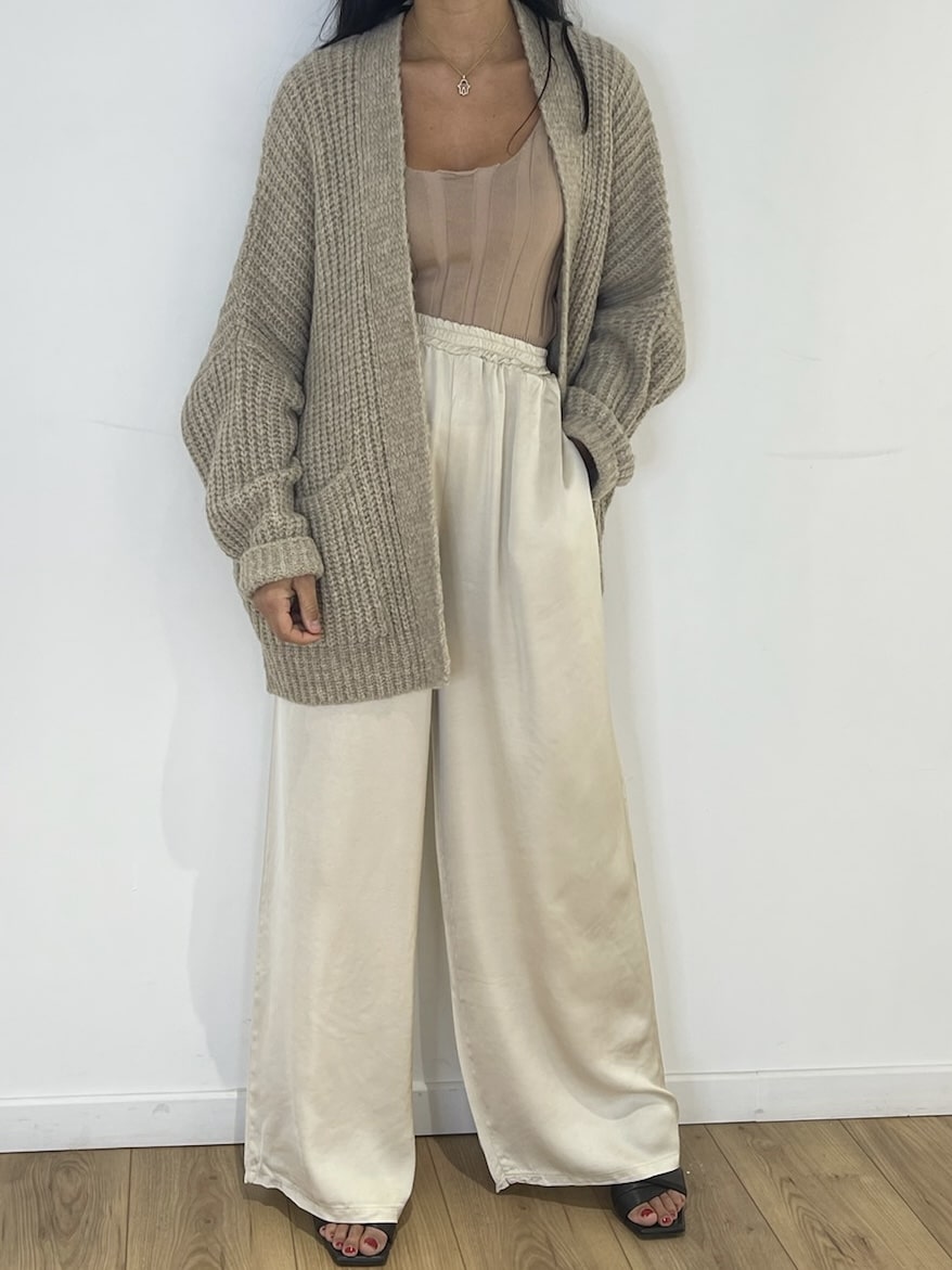 Pantalon en soie taupe pour femme, coupe fluide et confortable