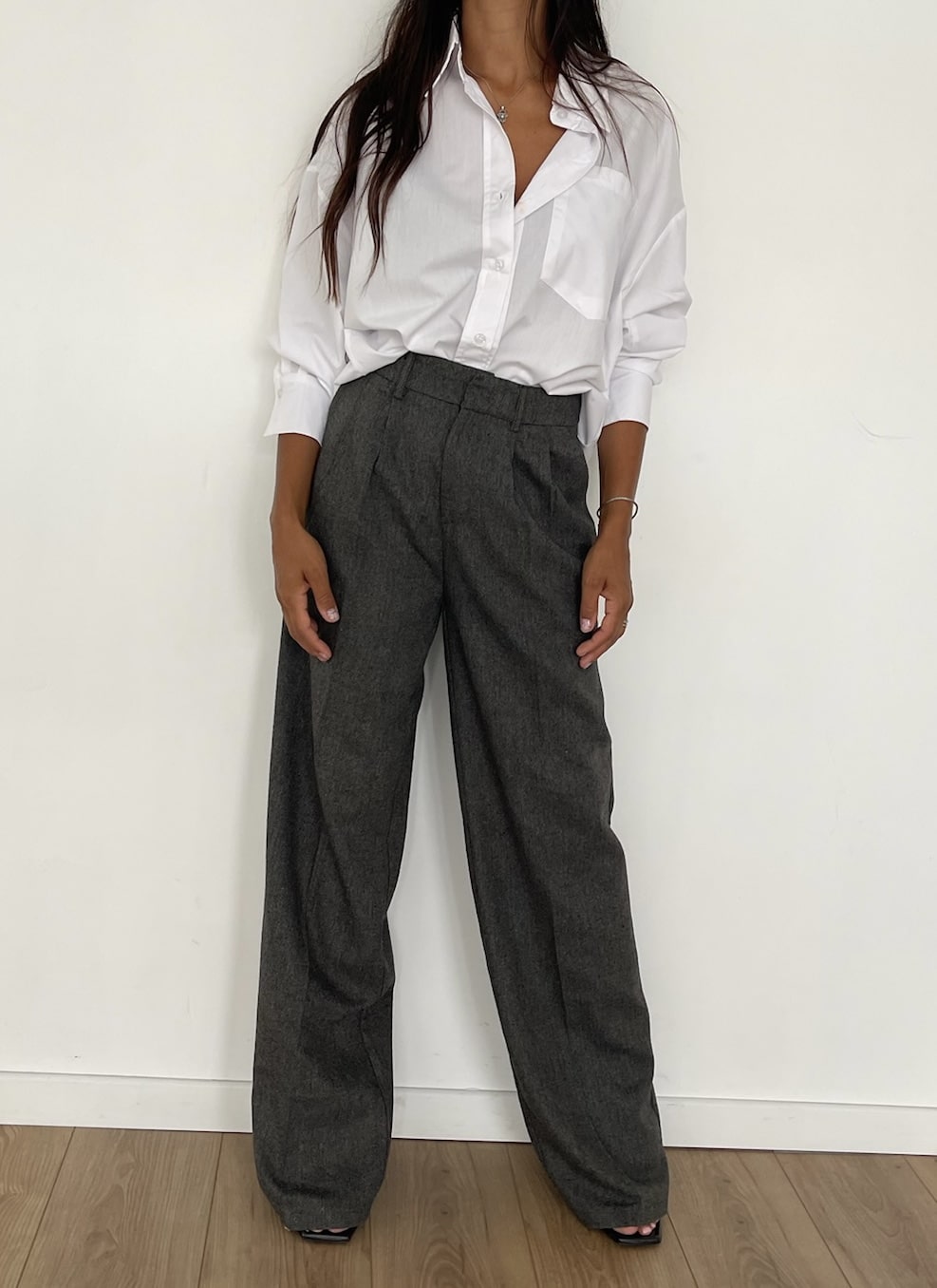 Pantalon élégant gris foncé avec taille haute et pinces