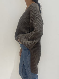 Vue de profil d'un pull taupe en maille ample et confortable