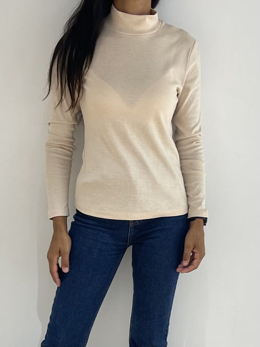 Pull écru élégant en tricot fin pour femme avec col montant
