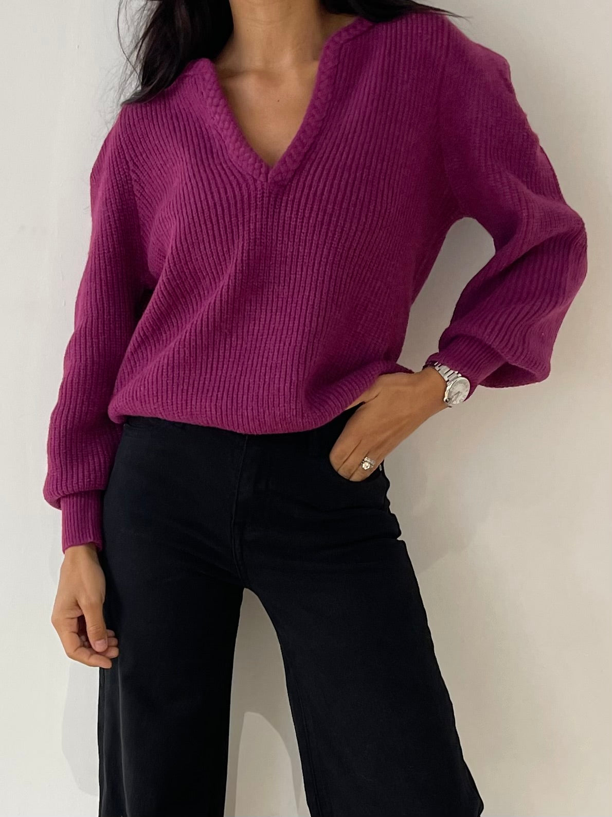 Pull col V tressé fushia en maille légère avec tressage élégant