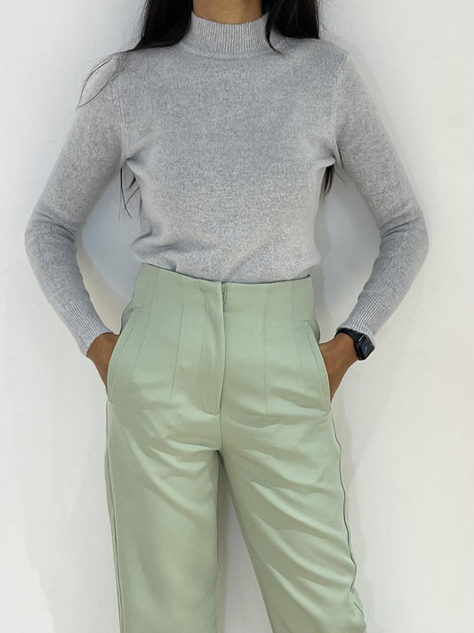 Pull col roulé gris en cachemire et laine pour femme coupe moderne