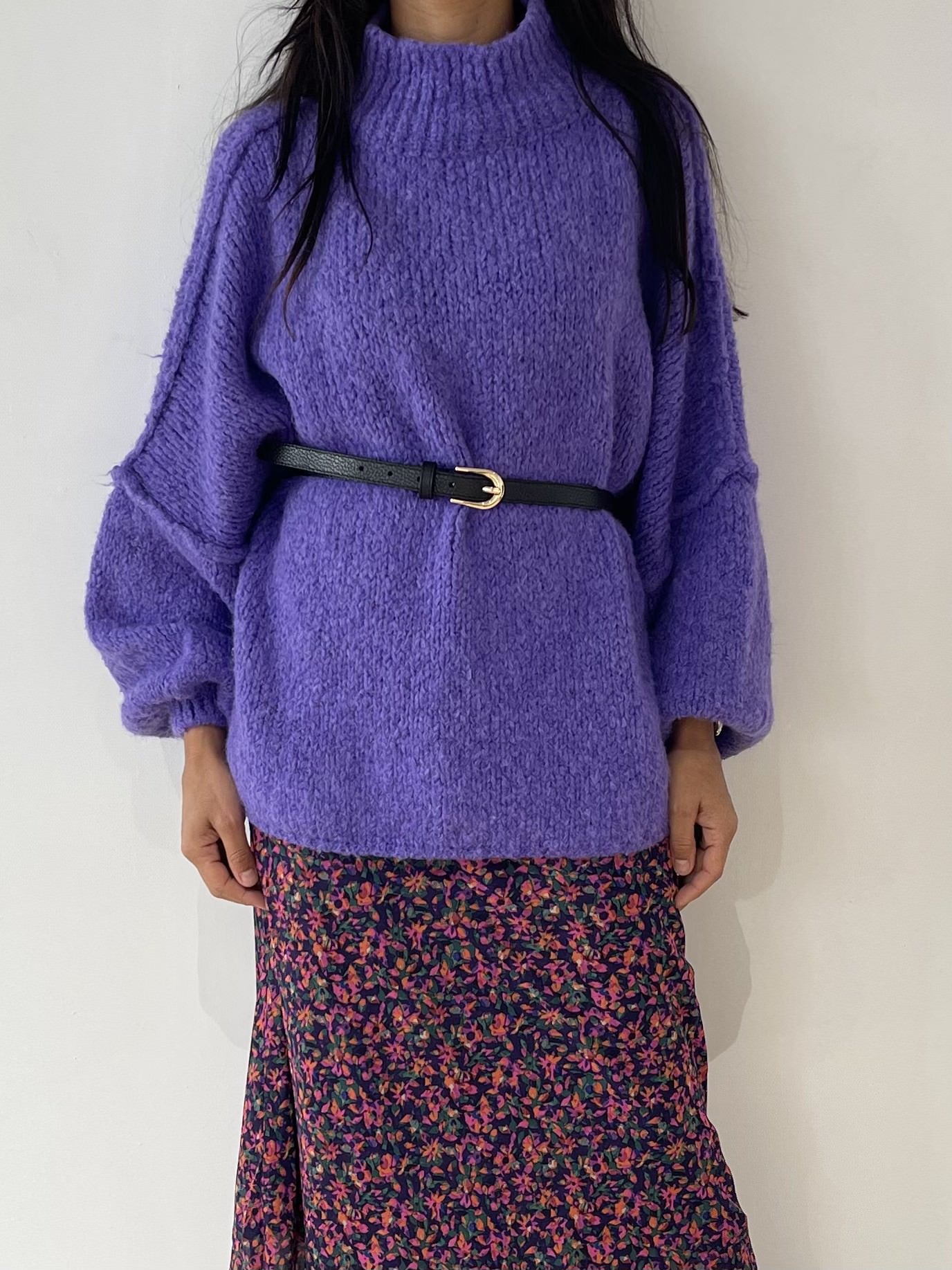 Silhouette audacieuse avec pull oversize en laine violet ceinturé