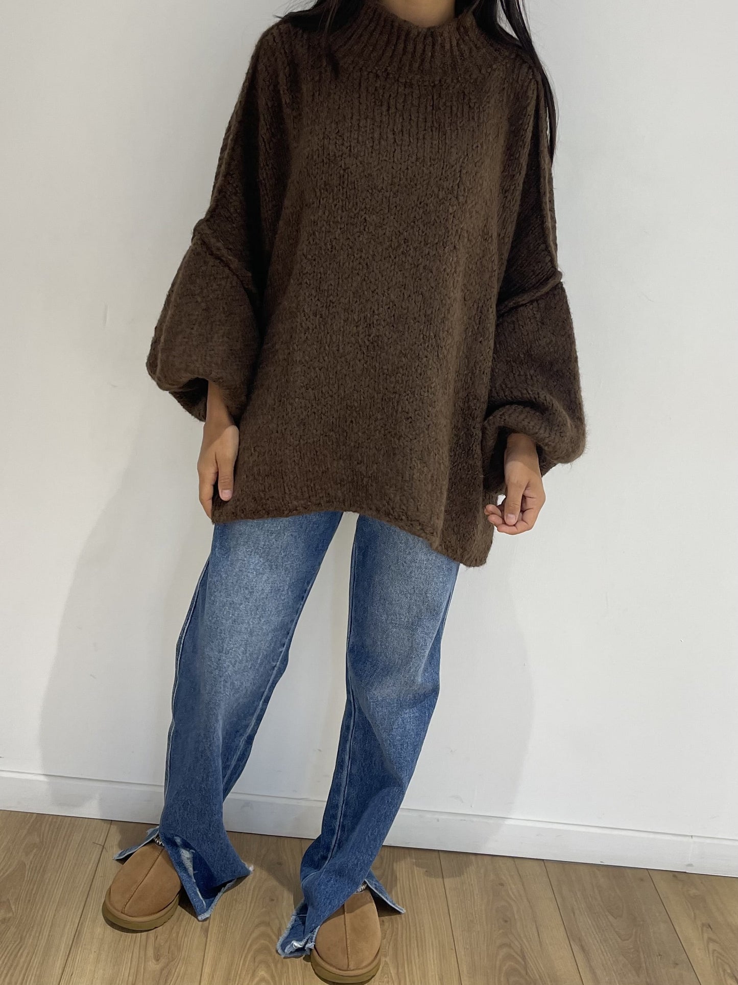 Confort automnal avec pull oversize en laine marron et jean décontracté
