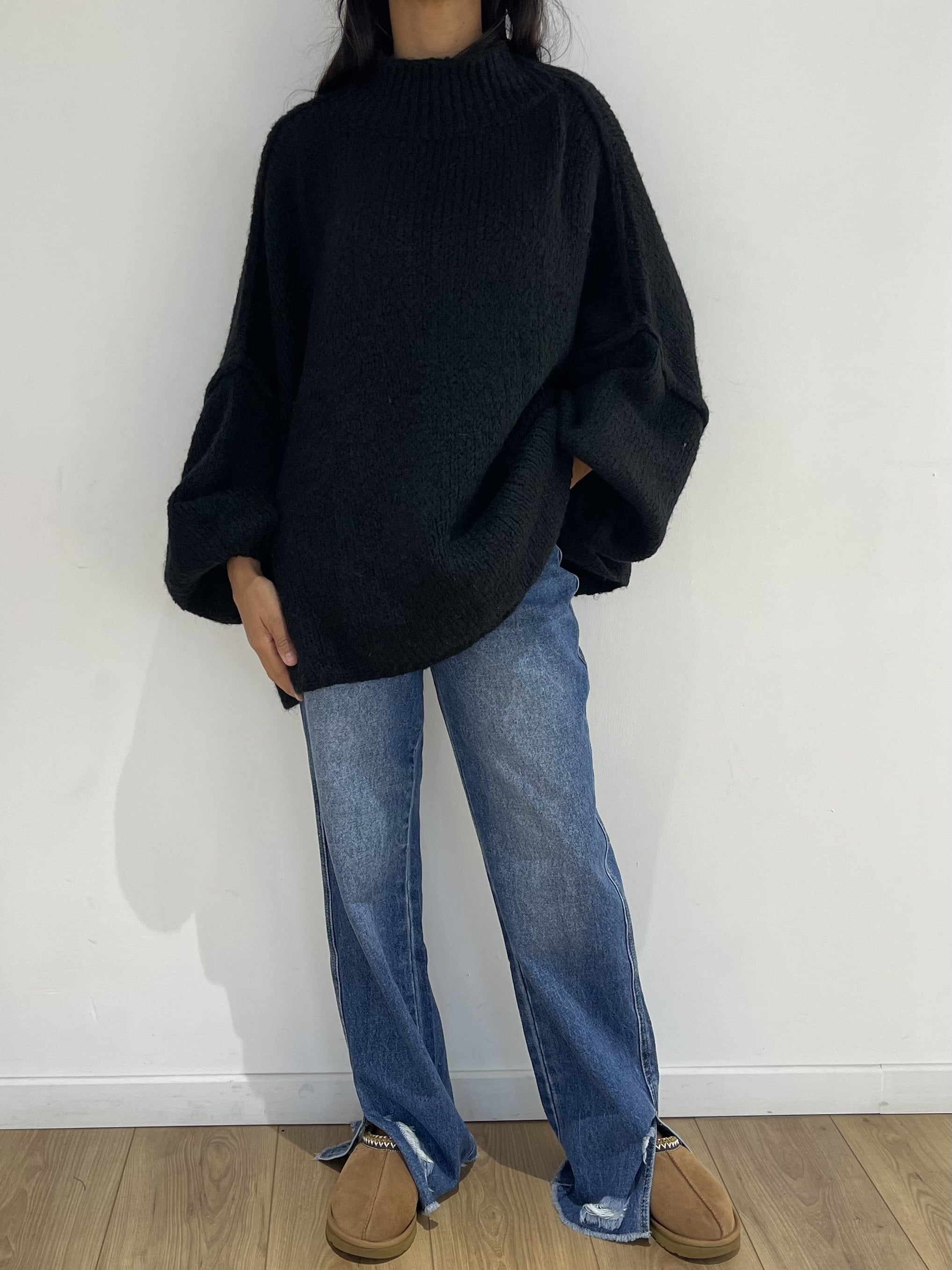 Élégance décontractée avec pull oversize en laine noire et jean