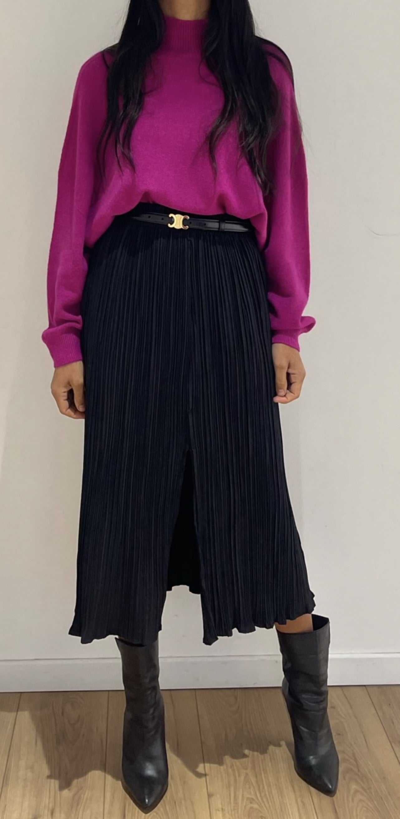 Tenue avec jupe plissée noire et pull vibrant rose pour femme