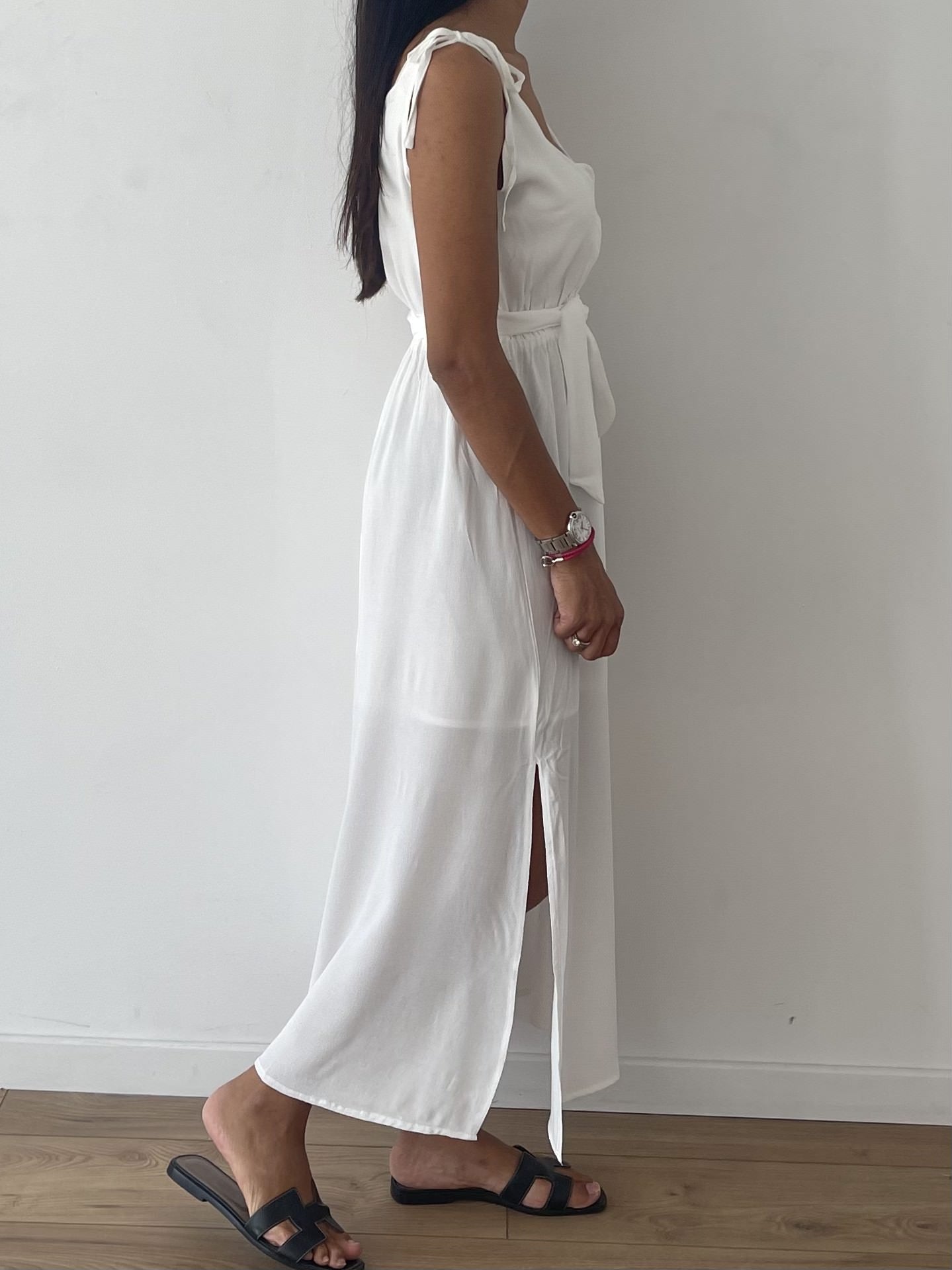 Vue de côté de la robe midi blanche avec nœud et ceinture ajustable