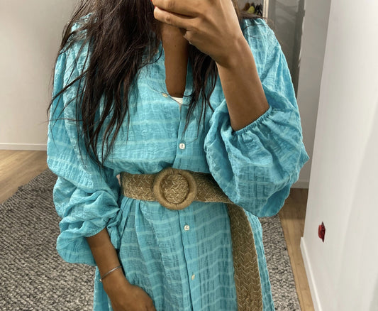 Robe coton bleue effet froissé avec ceinture ethnique en gros plan