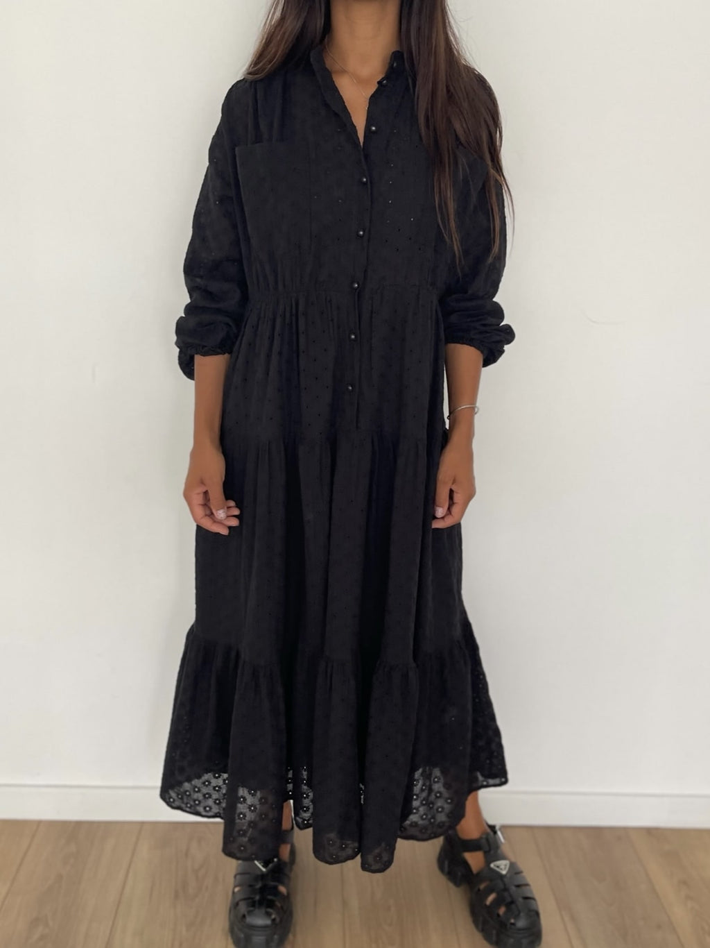 Robe bohème noire en coton brodé avec coupe confortable