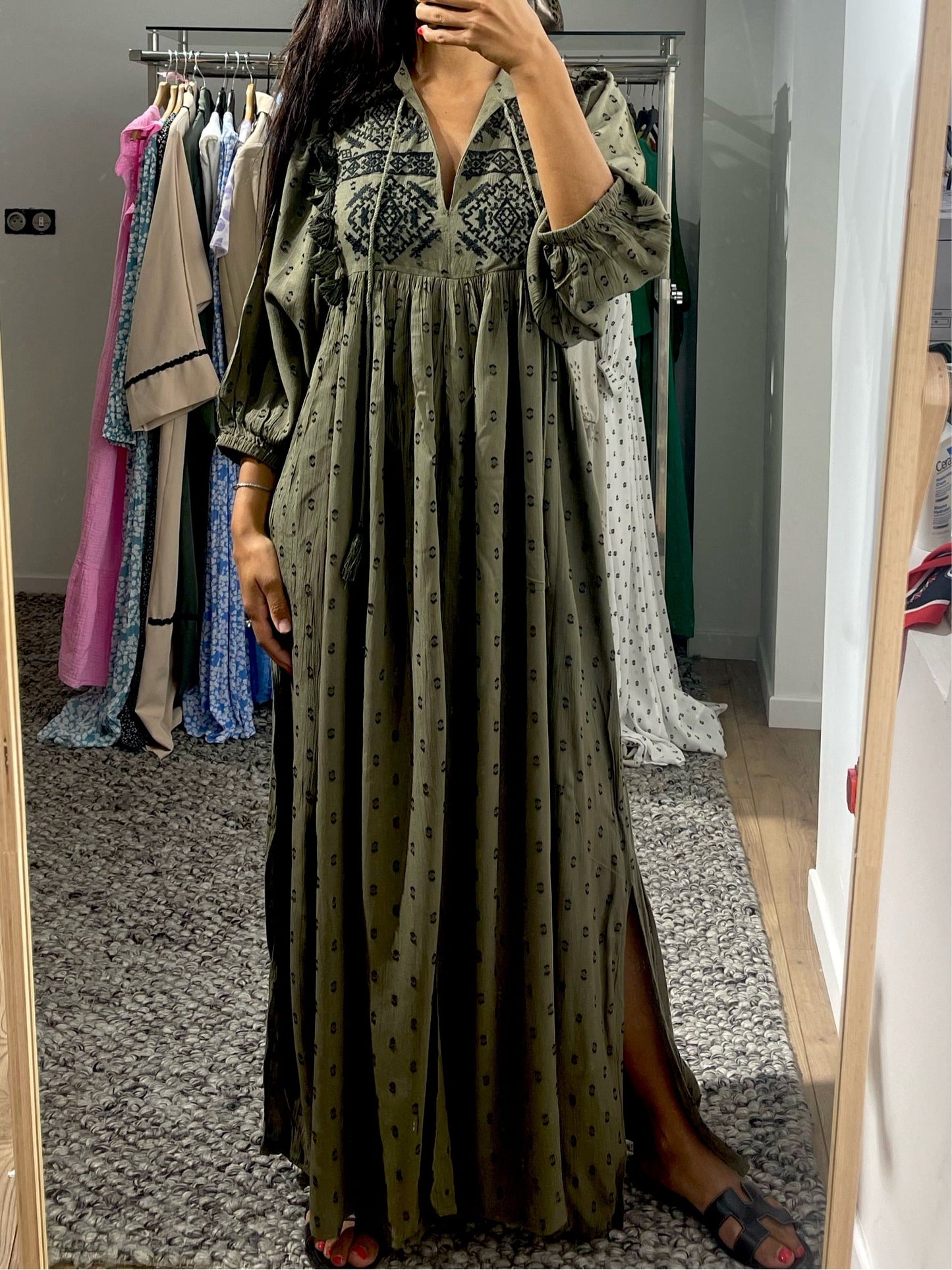Robe longue bohème en vert olive ornée de motifs pour un look boho-chic