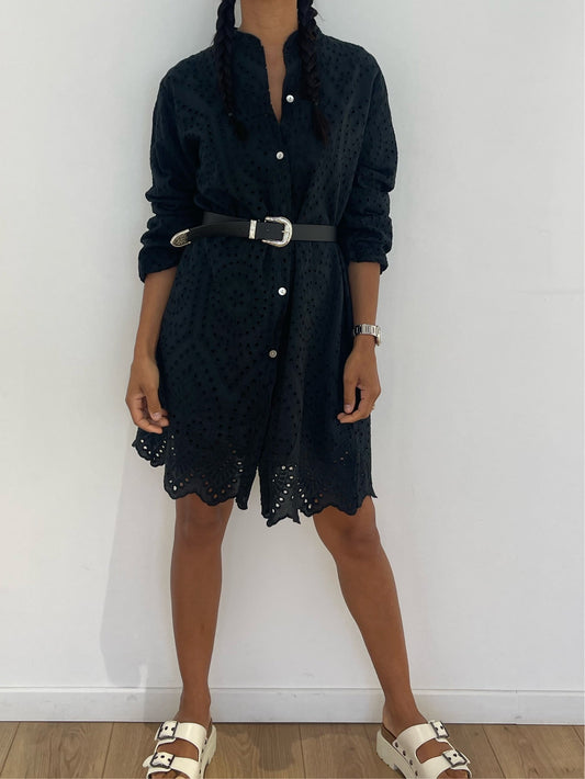 Robe chemise bleu marine en tissu brodé avec ceinture noire pour une silhouette affinée