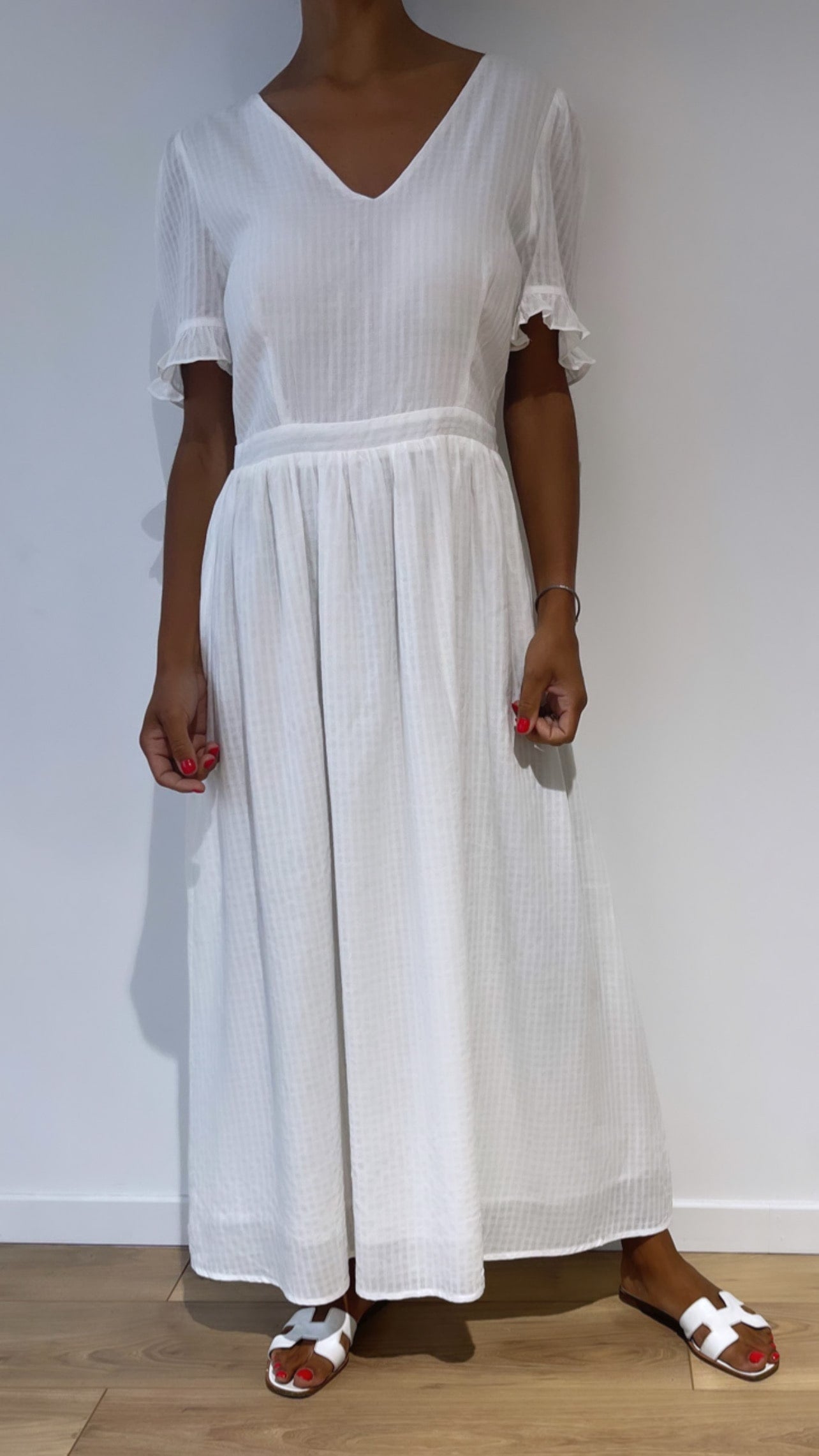 Robe d'été blanche en coton avec col en V