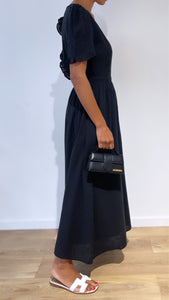 Robe en coton noir avec sac à main élégant pour femme