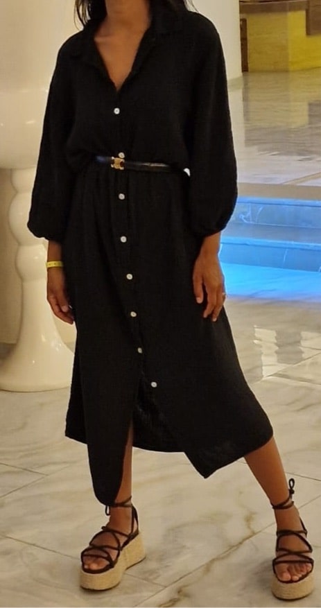 Robe noire ceinturée en gaze de coton avec boutons