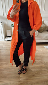 Robe en gaze de coton orange portée comme une veste