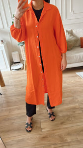 Superposition moderne d'une robe en gaze de coton orange