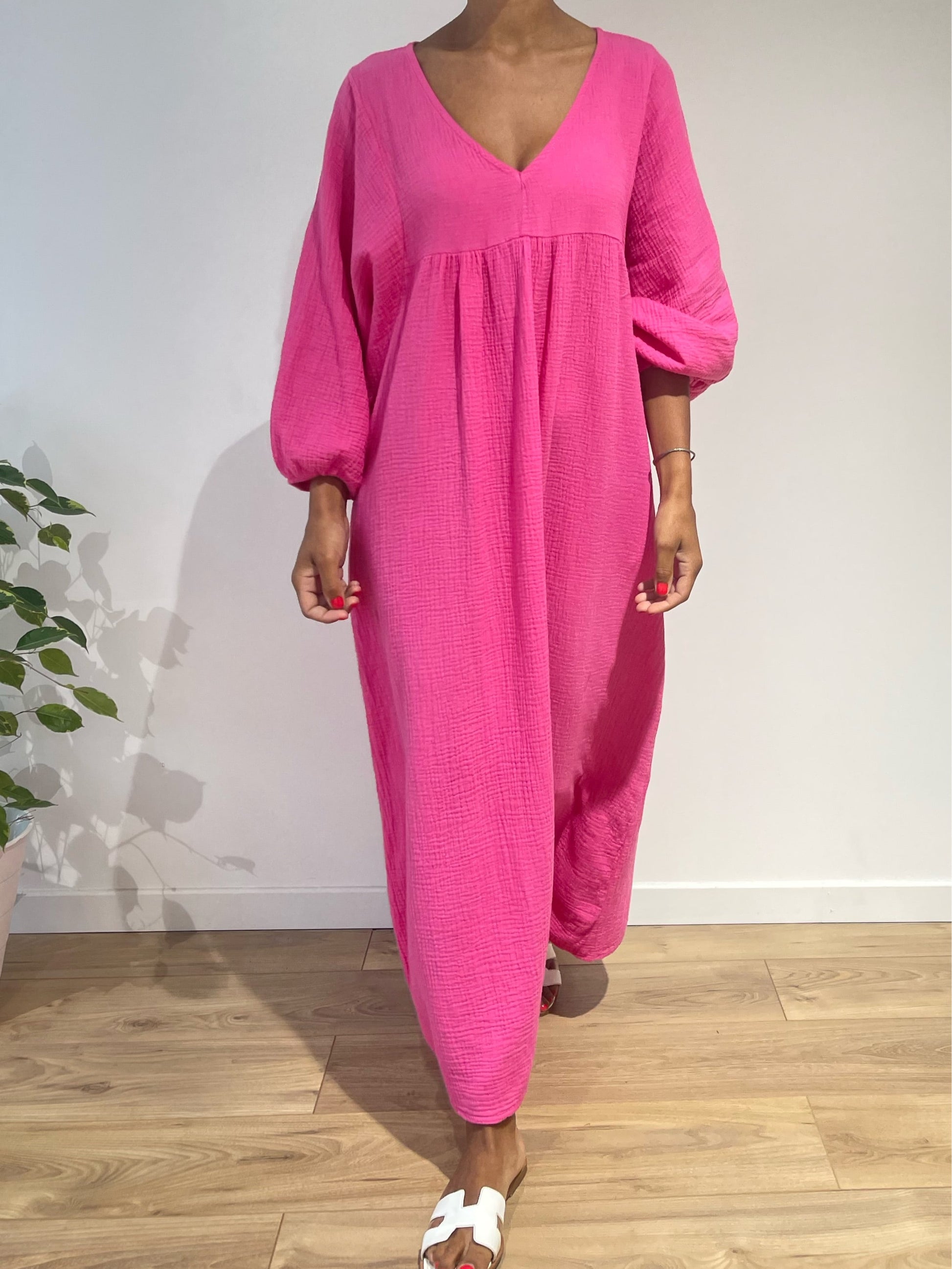 Robe longue en gaze de coton rose avec manches bouffantes et col en V