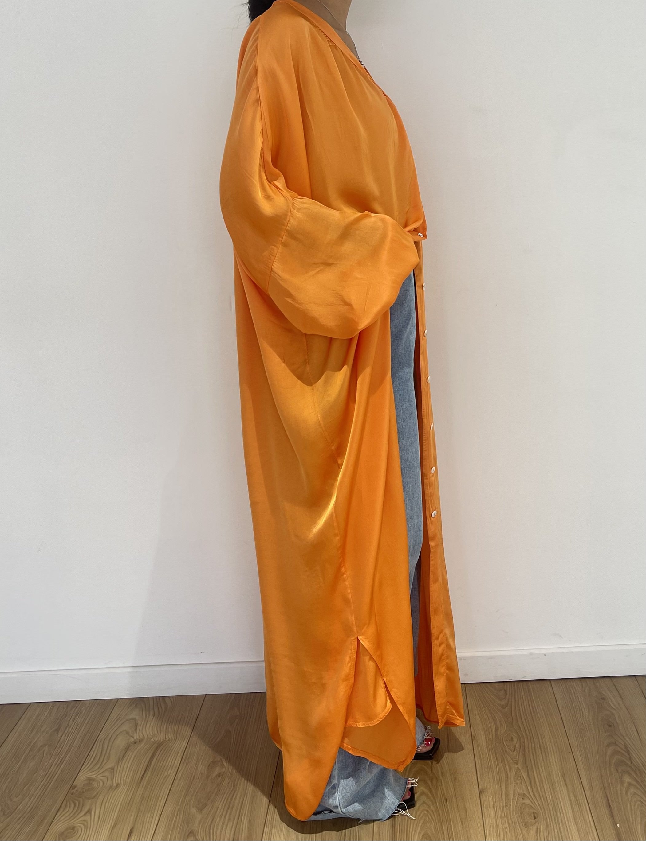Vue Latérale d'une Robe Kimono en Soie Orange Brillante