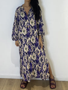 Robe longue avec imprimé floral beige et violet, parfaite pour une allure chic décontractée.