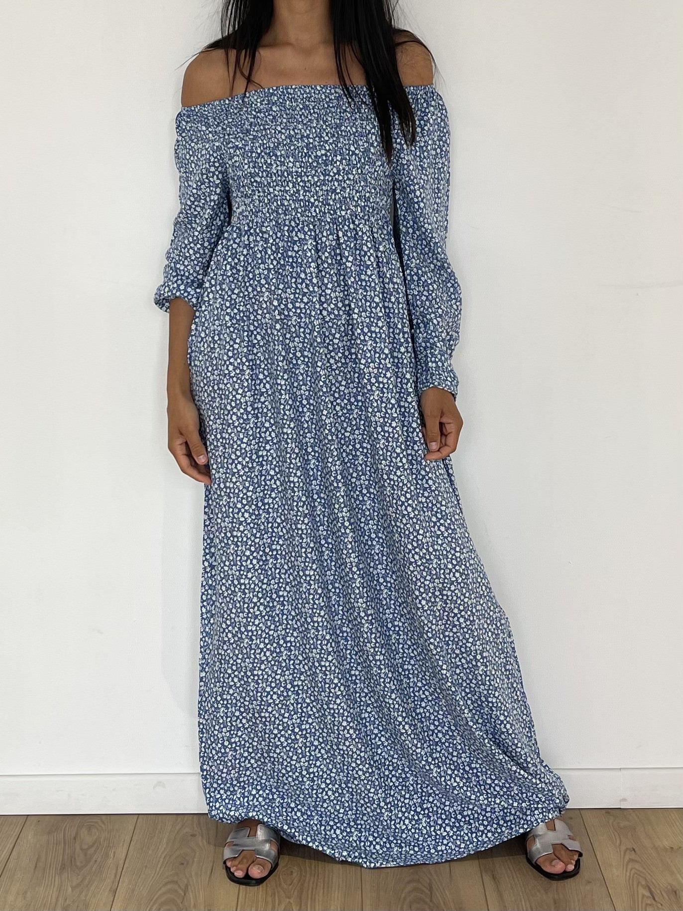 Robe d'été bleue à fleurs avec épaules dénudées et coupe longue