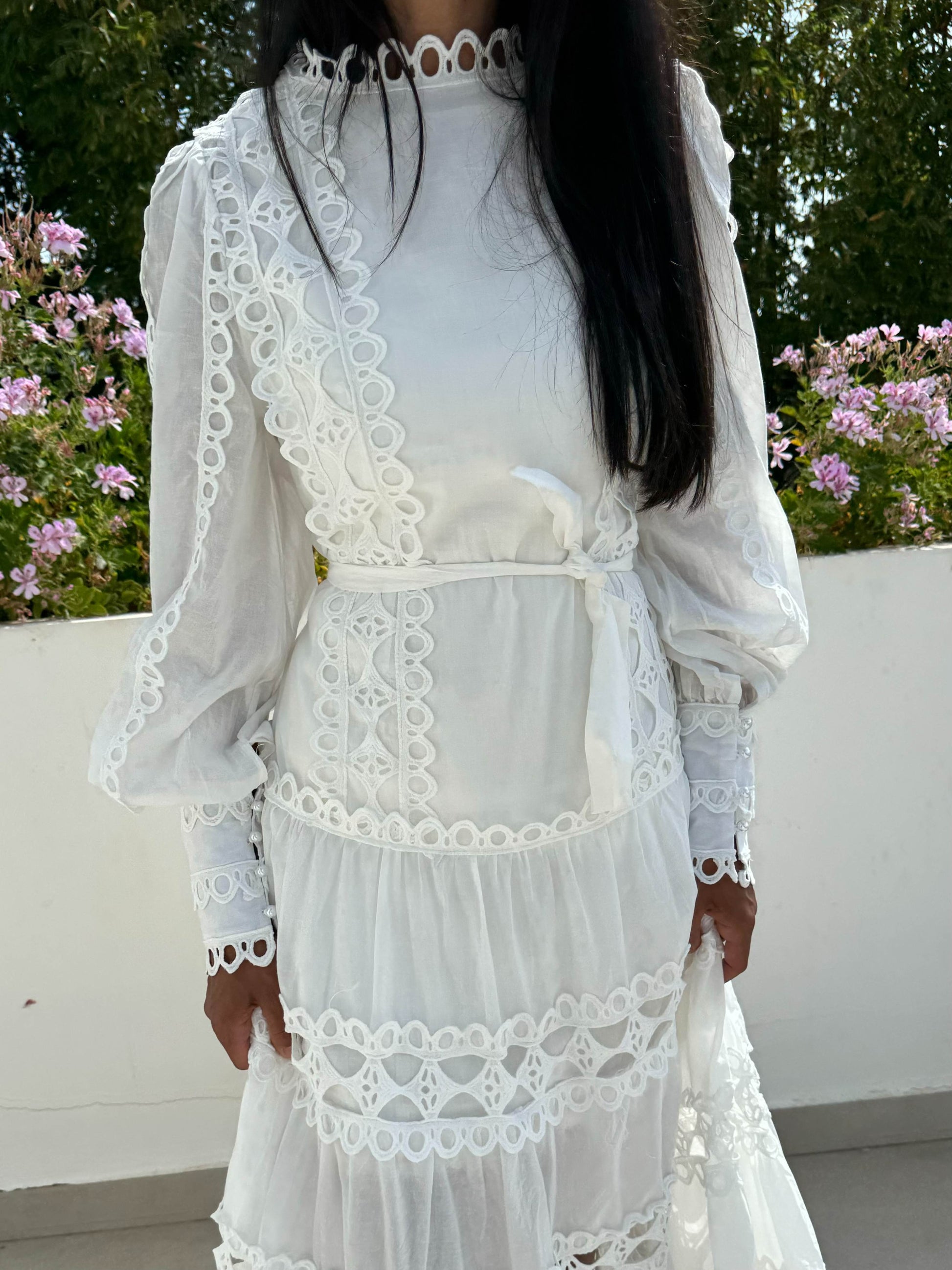 Robe longue en dentelle blanche avec ceinture ajustable