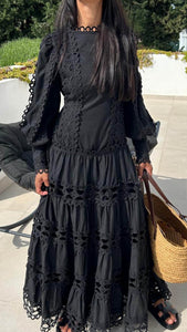 Robe longue en dentelle noire avec détails de broderie