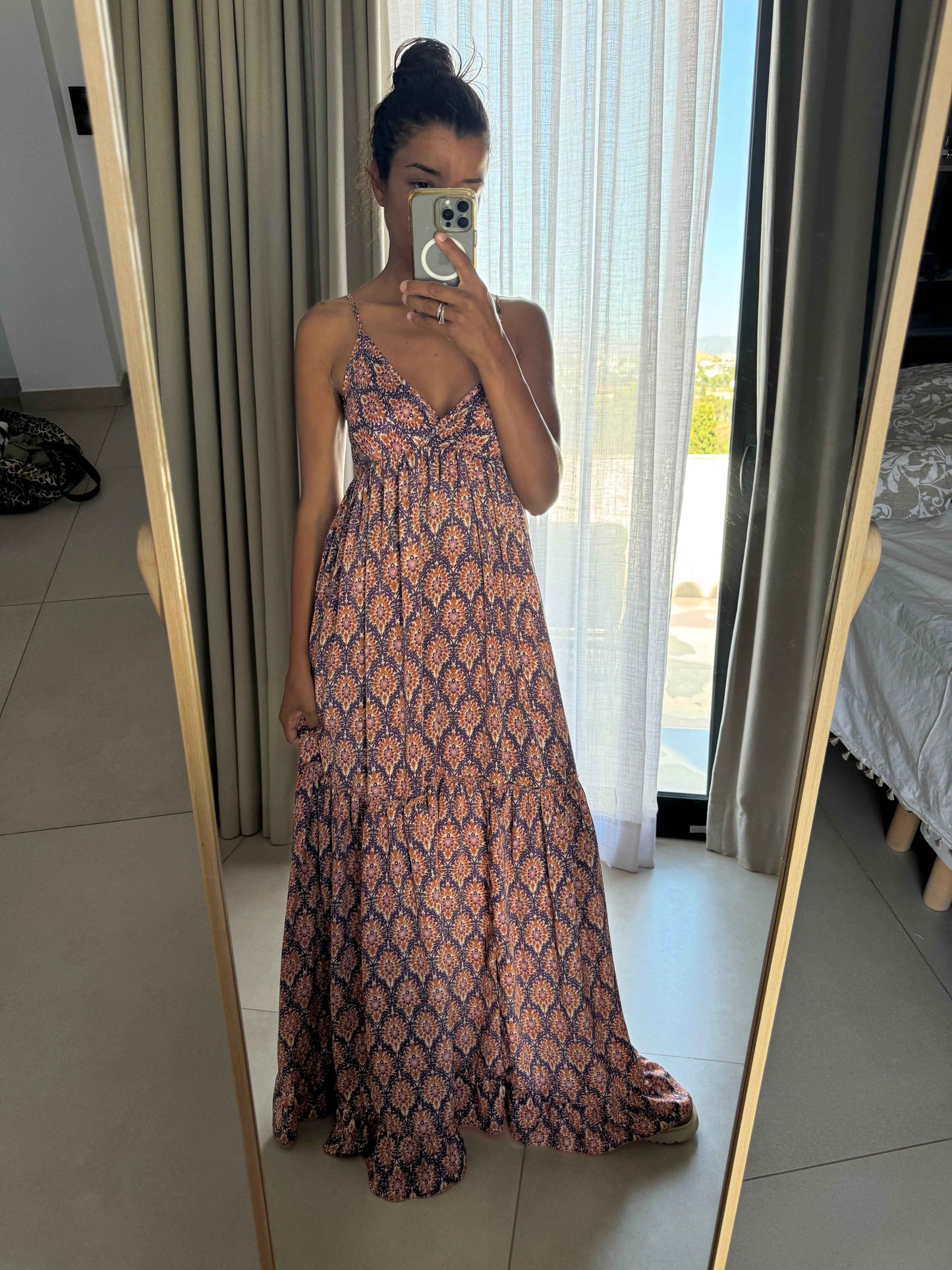 Femme portant une robe longue à fines bretelles imprimée multicolore, vue de face