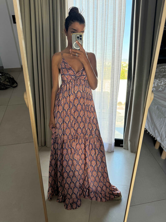 Femme portant une robe longue à fines bretelles imprimée multicolore, vue de face
