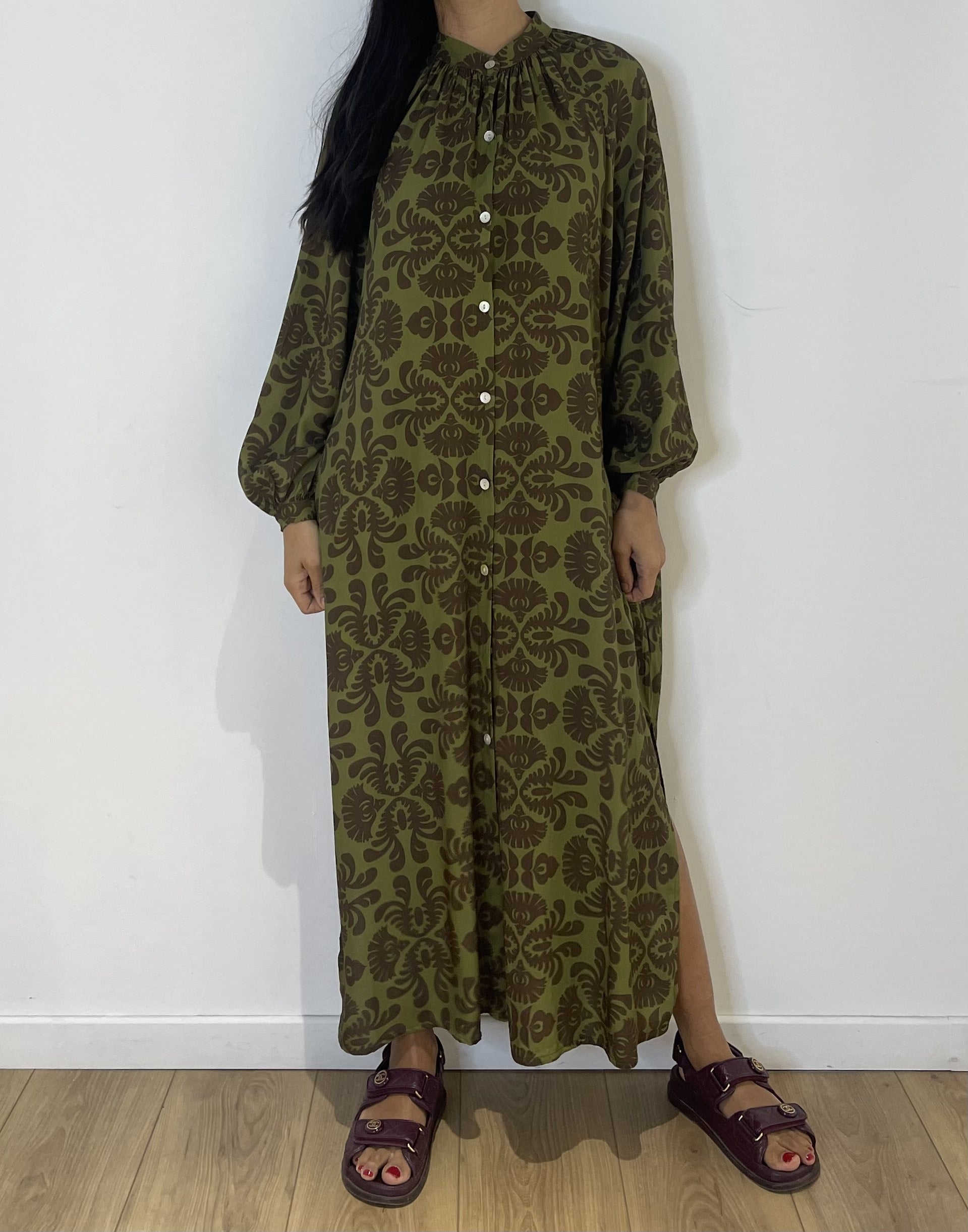 Robe longue kaki fluide avec détails boutons, idéale pour un style quotidien élégant.