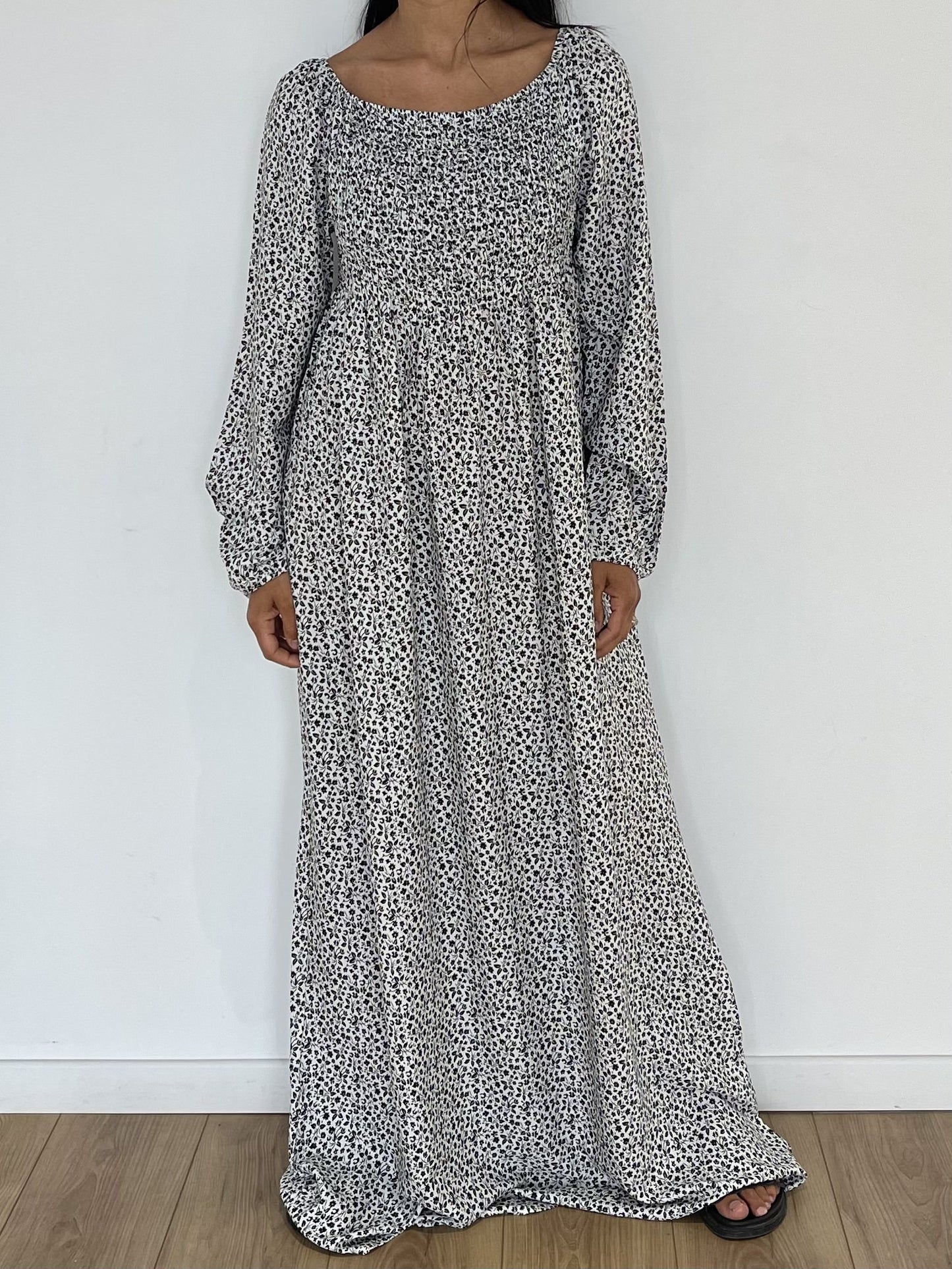 Tenue décontractée avec robe longue à fleurs noir et blanc, idéale pour l'été