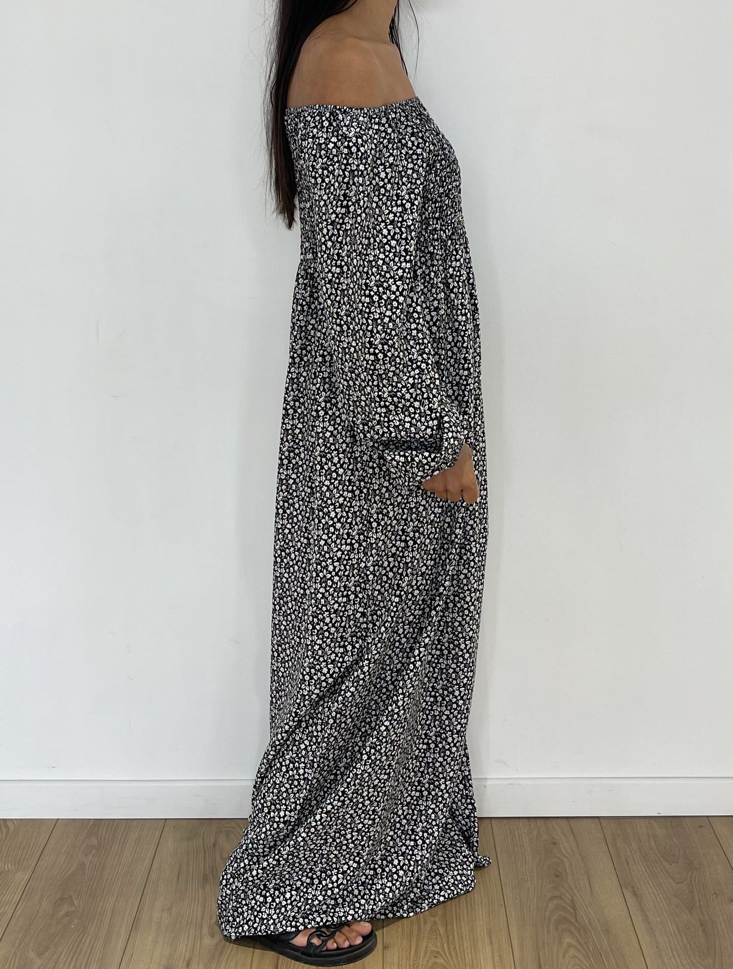 Robe longue à imprimé noir et blanc, épaules nues pour une élégance simple