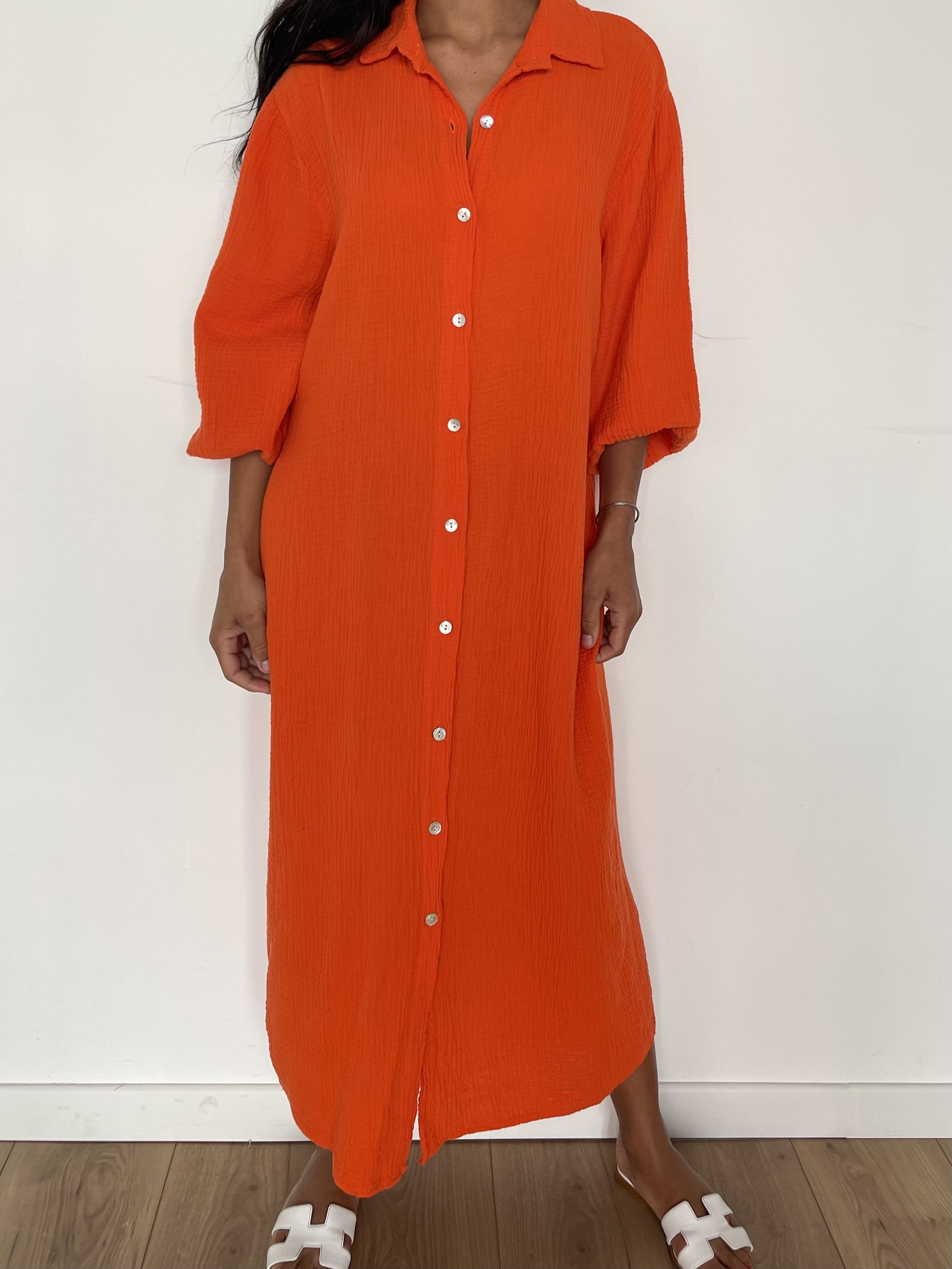 Robe en gaze de coton de couleur orange avec boutons blancs