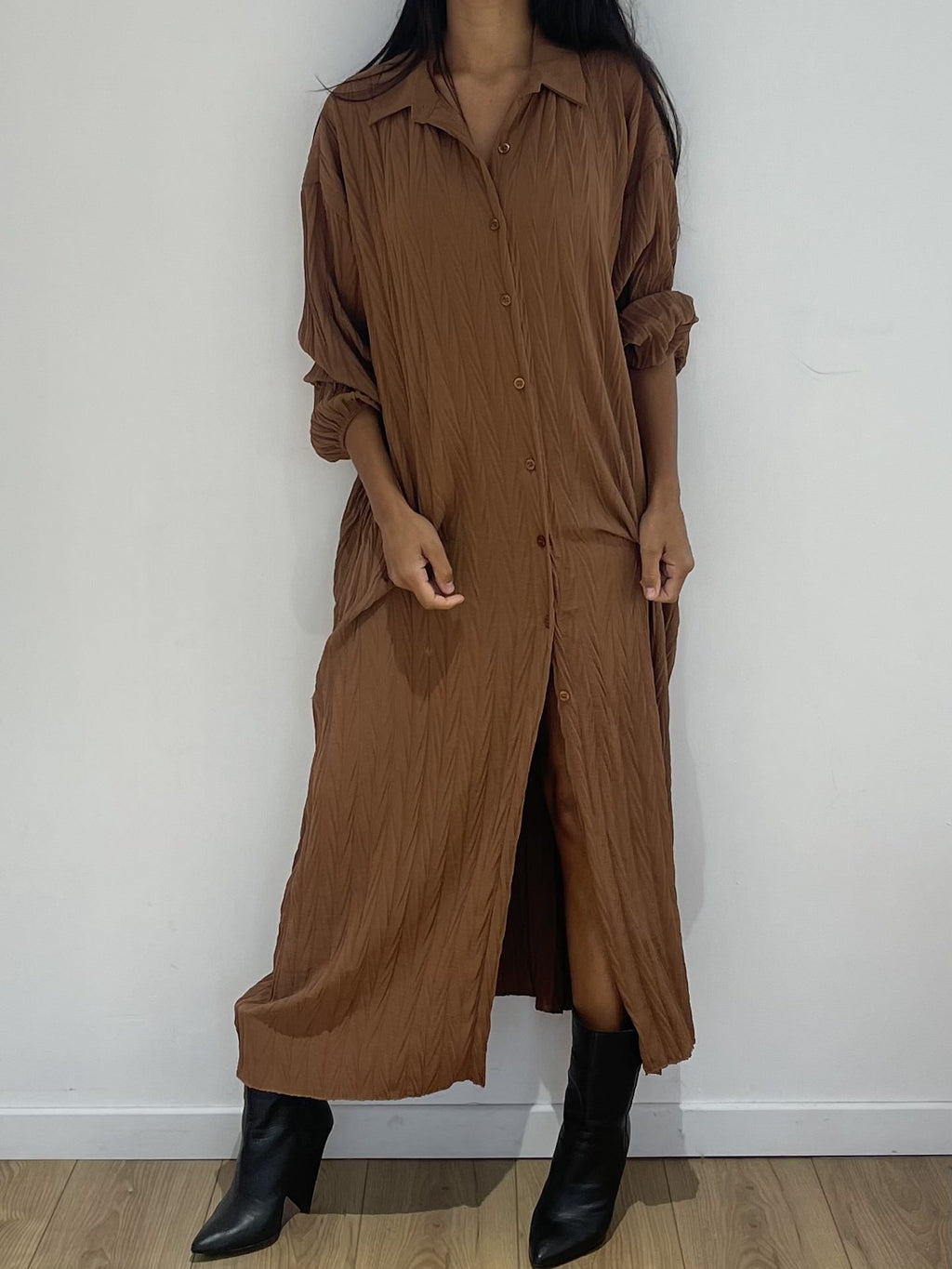 Robe longue plissée couleur camel avec boutons et manches trois-quarts