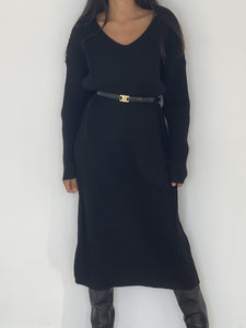Élégance hivernale avec robe en maille noire à col V longue pour femme