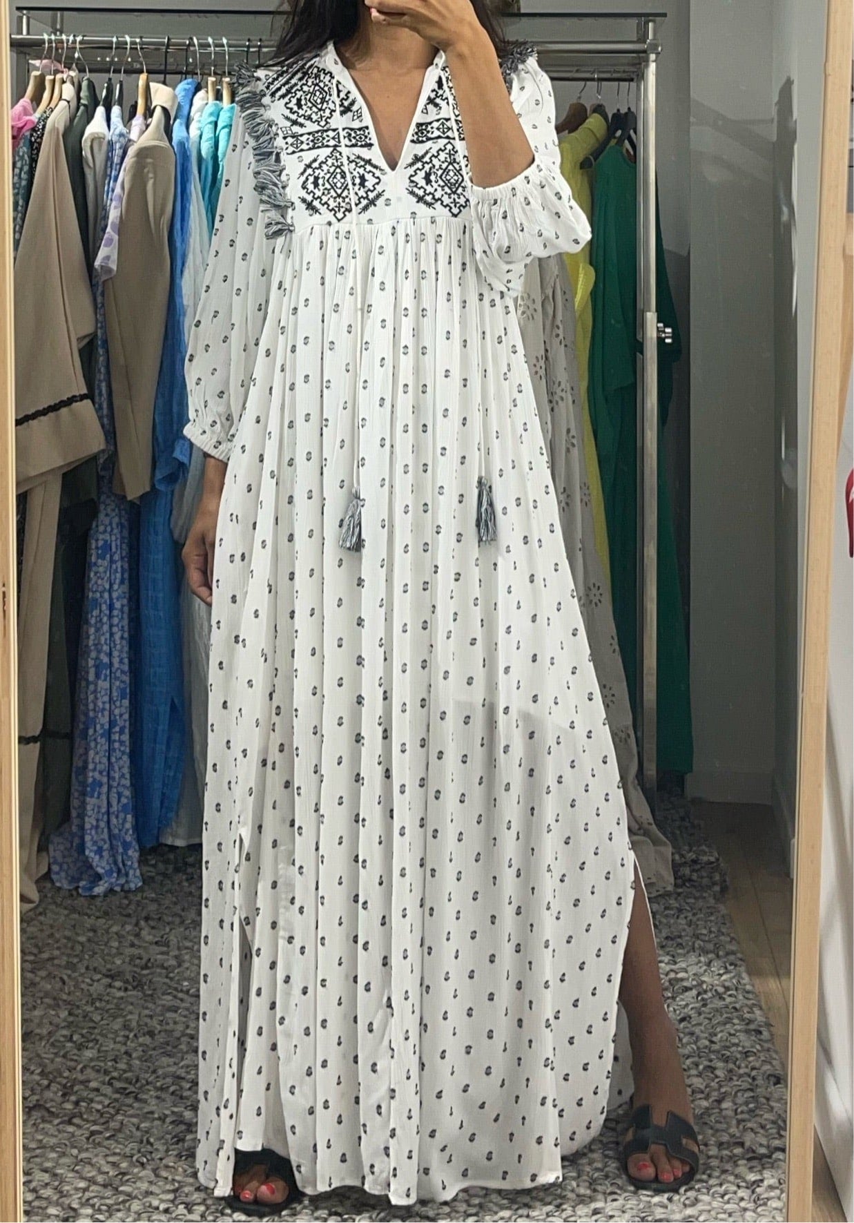 Robe maxi blanche à motifs avec détails bohèmes pour une élégance décontractée