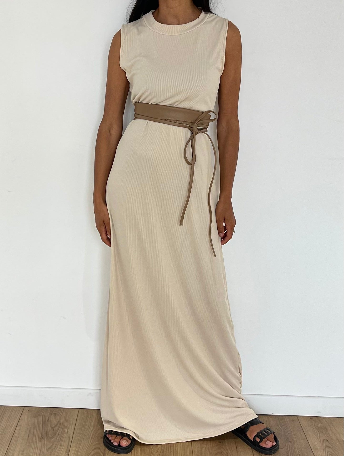Robe beige sans manches vintage avec ceinture taupe pour femme
