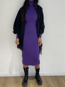 Robe mi-longue violette à col roulé avec franges et bottes noires montantes, parfaite pour un look urbain et tendance.