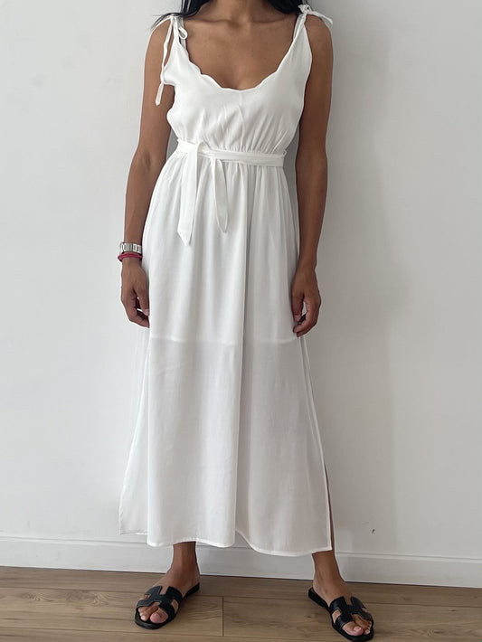 Robe midi blanche avec ceinture à nouer et bretelles ajustables
