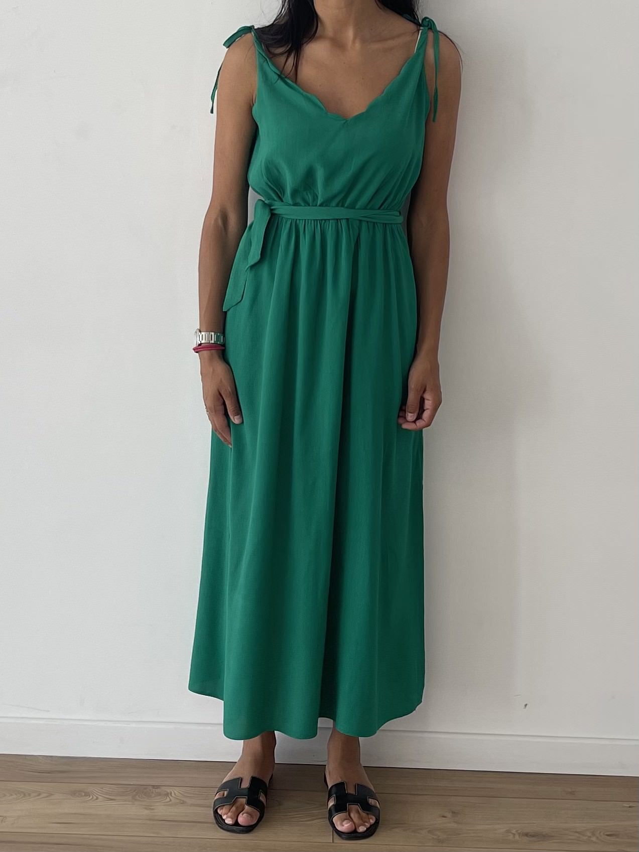 Robe midi verte élégante avec ceinture à nouer