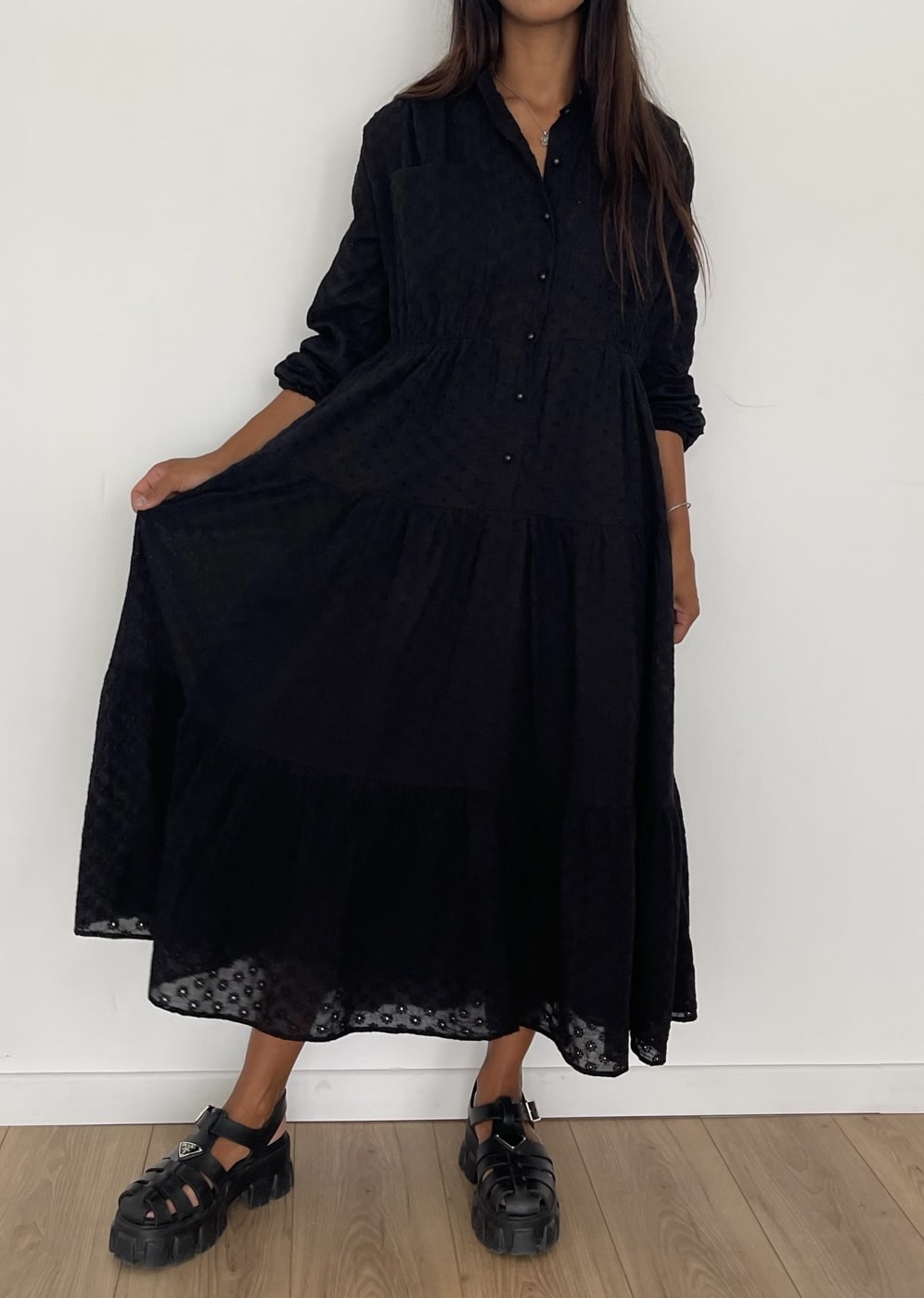 Robe noire brodée style bohème chic et décontracté