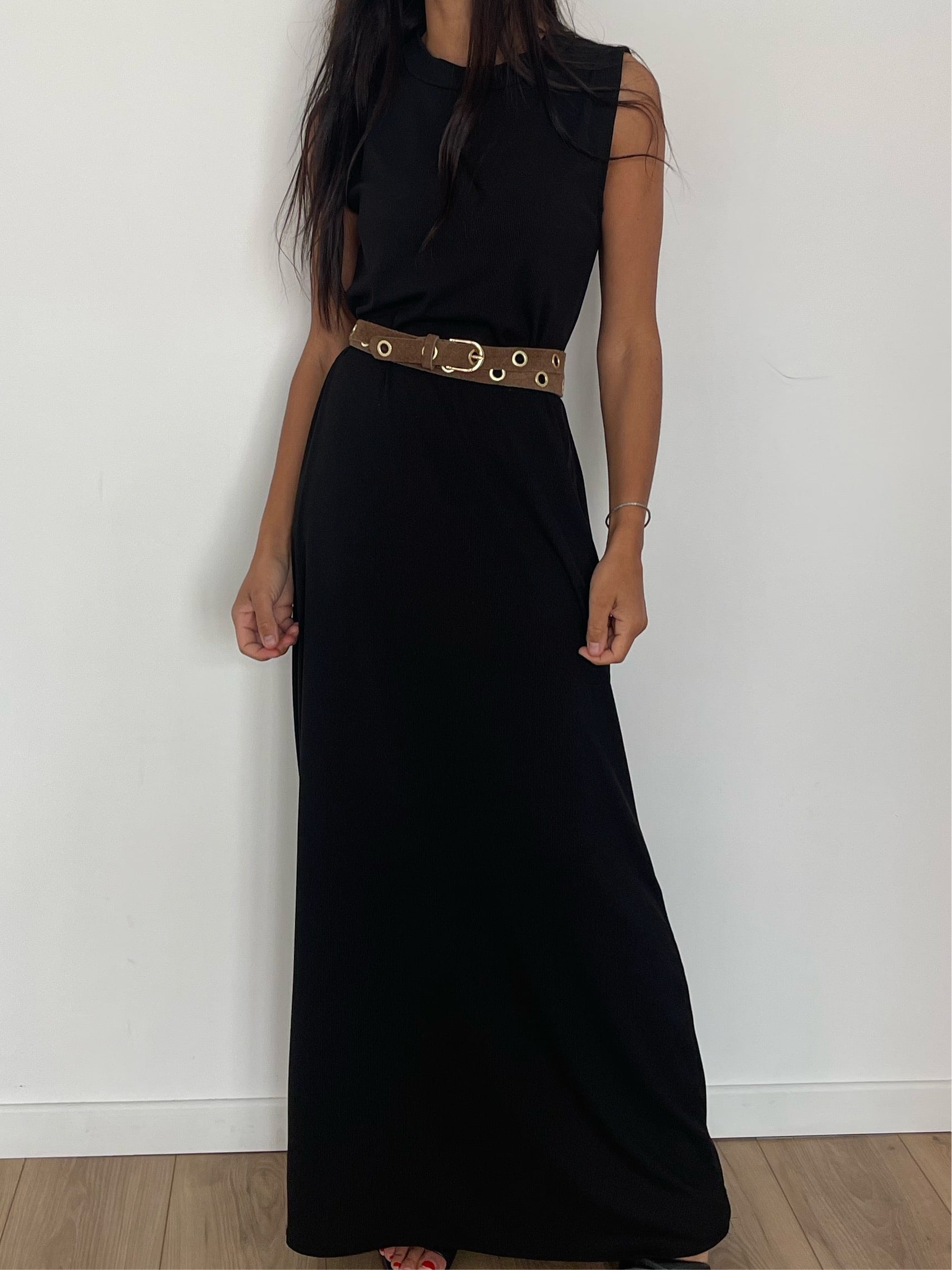 Robe noire vintage élégante avec ceinture marron pour femme