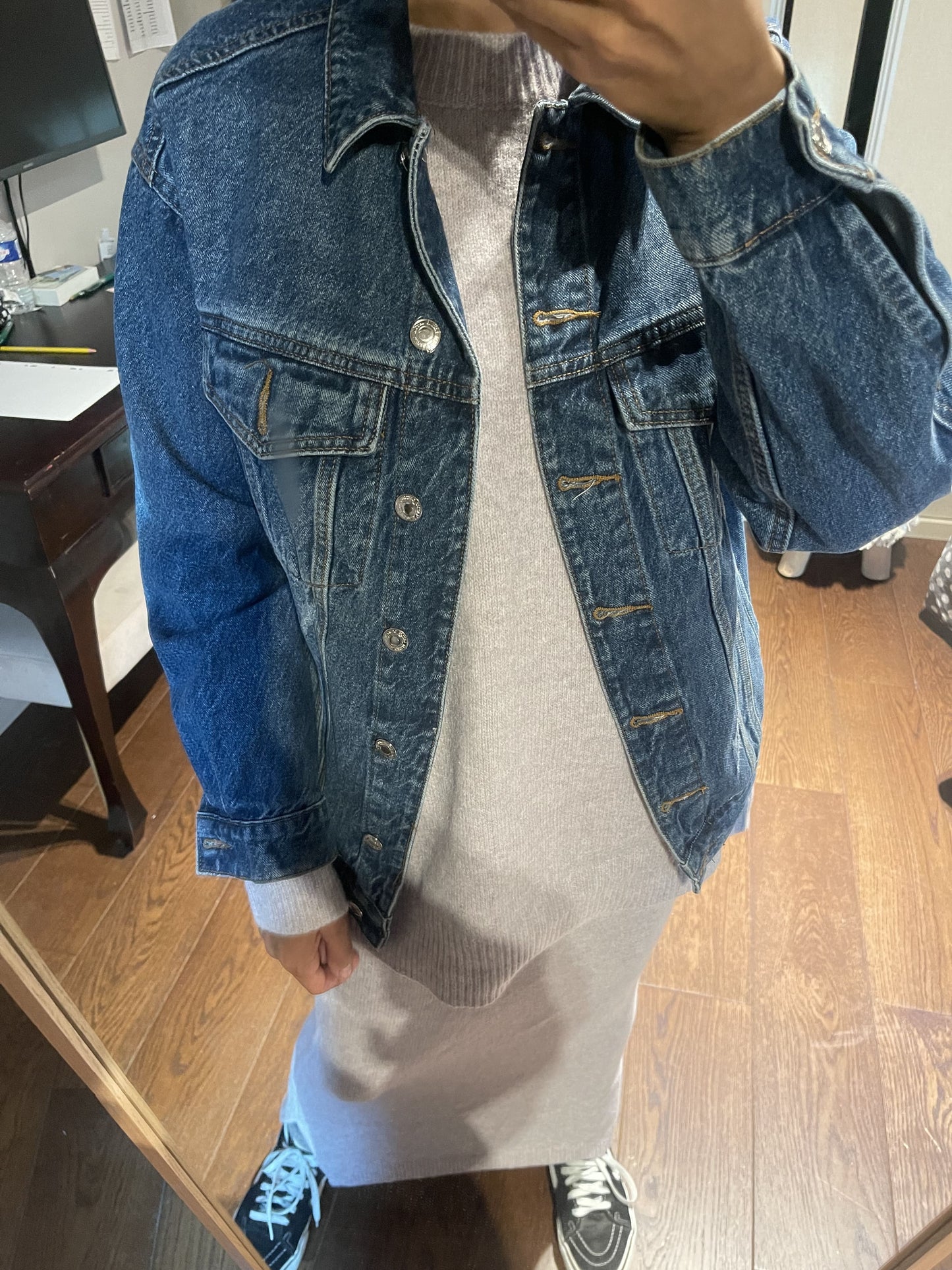 Association tendance de robe-pull avec veste en jean